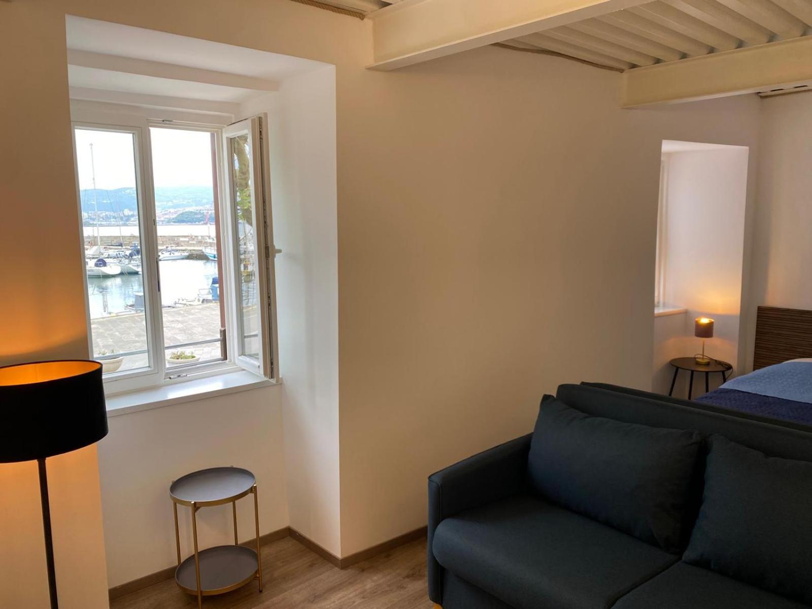 Al Fronte Mare Suites Apartments Múggia Екстериор снимка