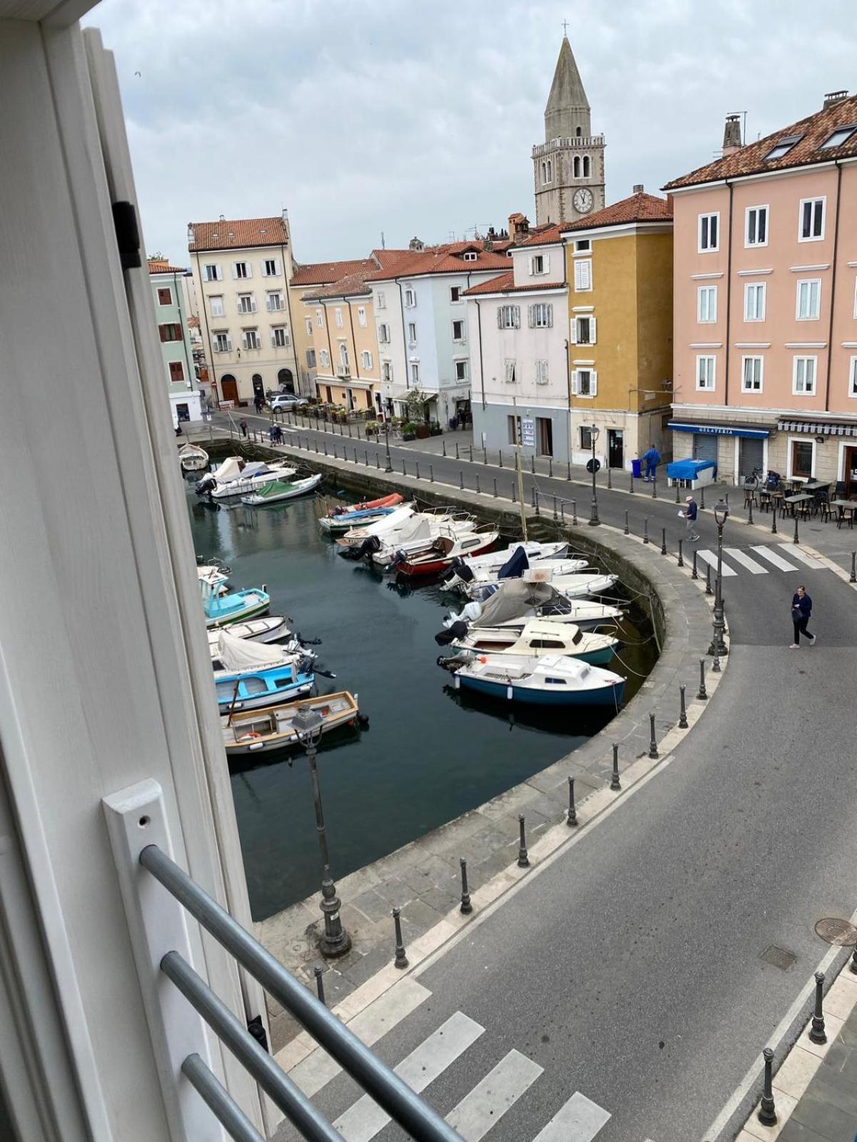 Al Fronte Mare Suites Apartments Múggia Екстериор снимка
