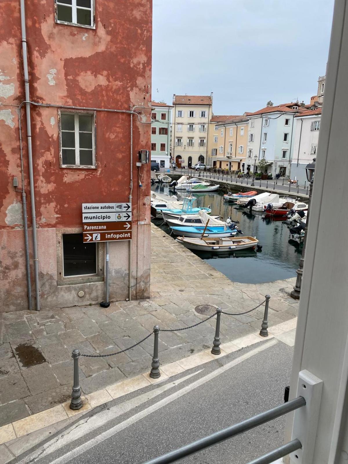 Al Fronte Mare Suites Apartments Múggia Екстериор снимка