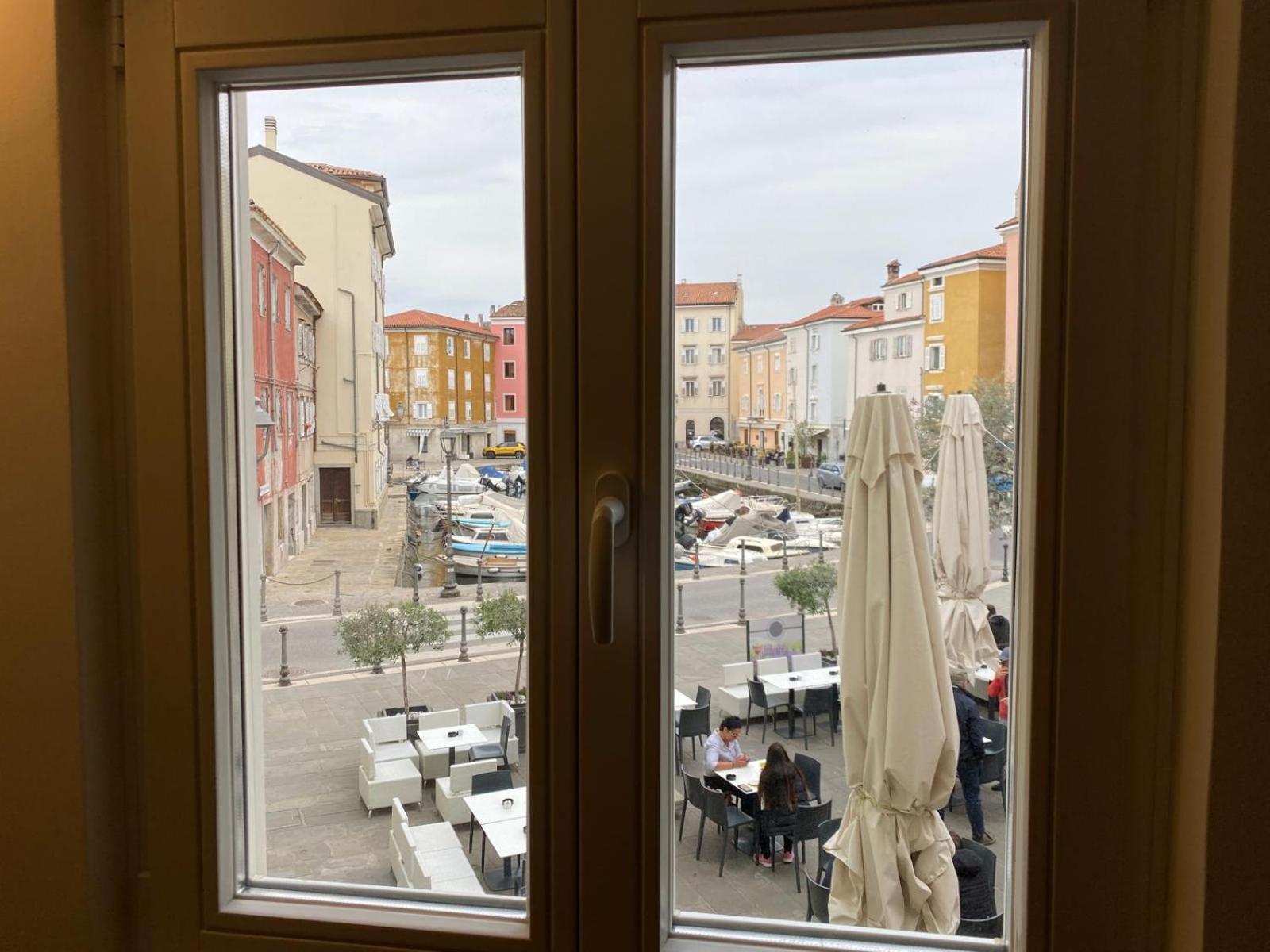 Al Fronte Mare Suites Apartments Múggia Екстериор снимка
