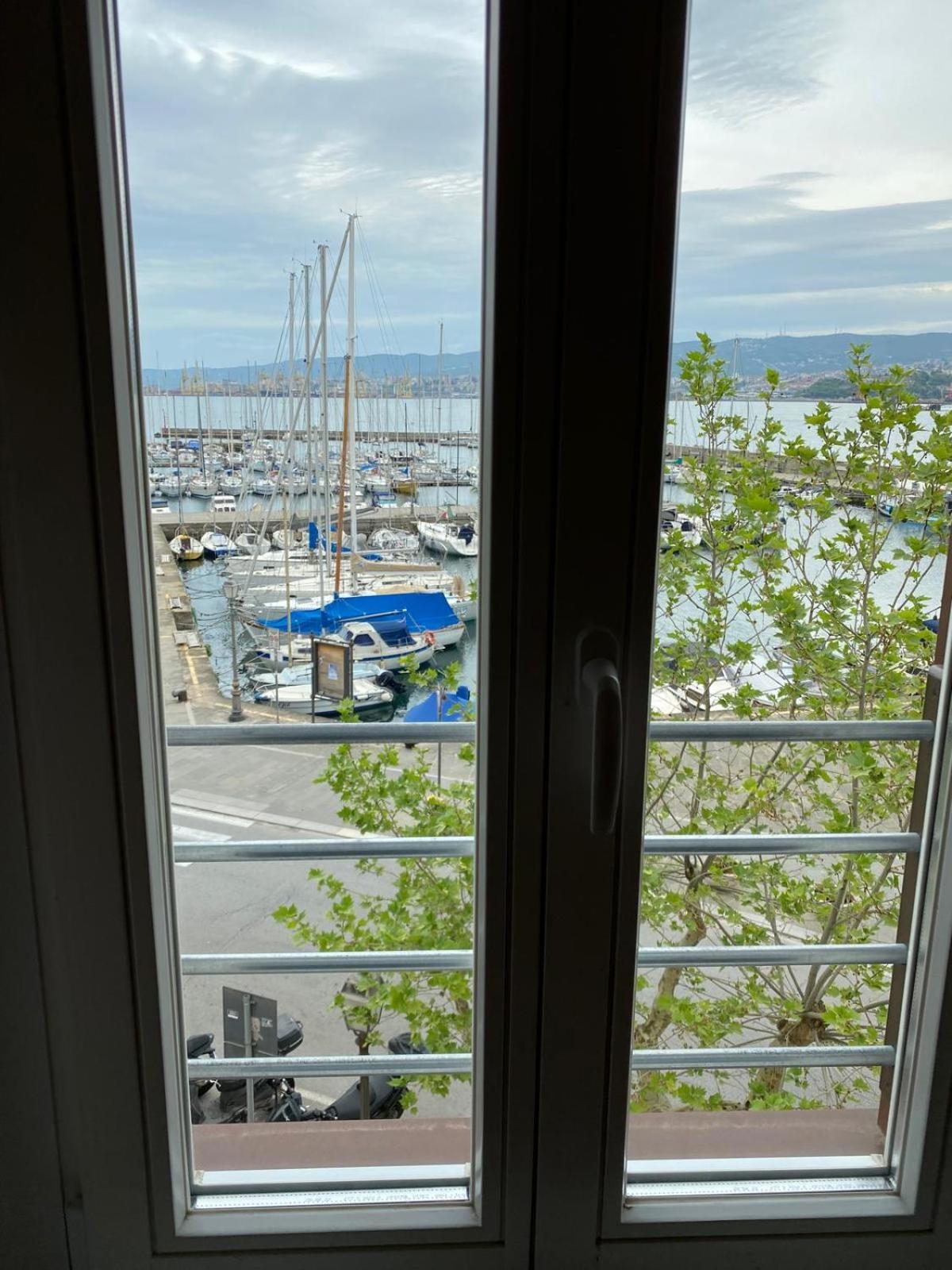 Al Fronte Mare Suites Apartments Múggia Екстериор снимка