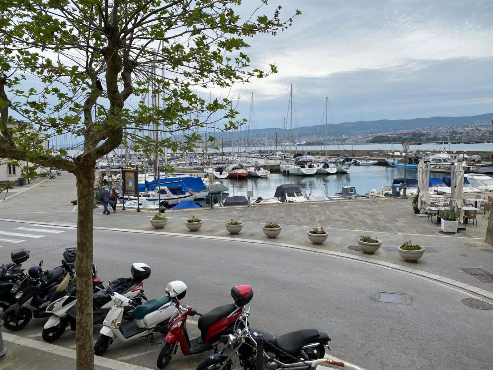 Al Fronte Mare Suites Apartments Múggia Екстериор снимка