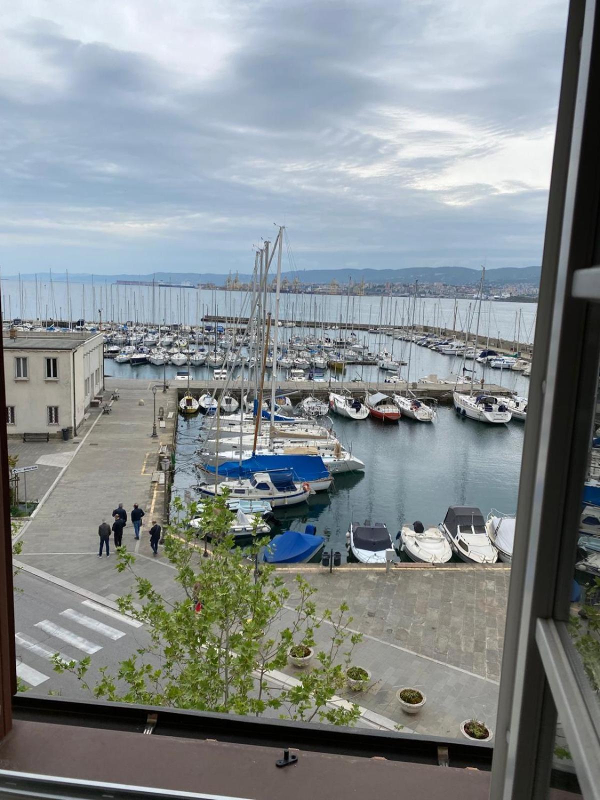 Al Fronte Mare Suites Apartments Múggia Екстериор снимка